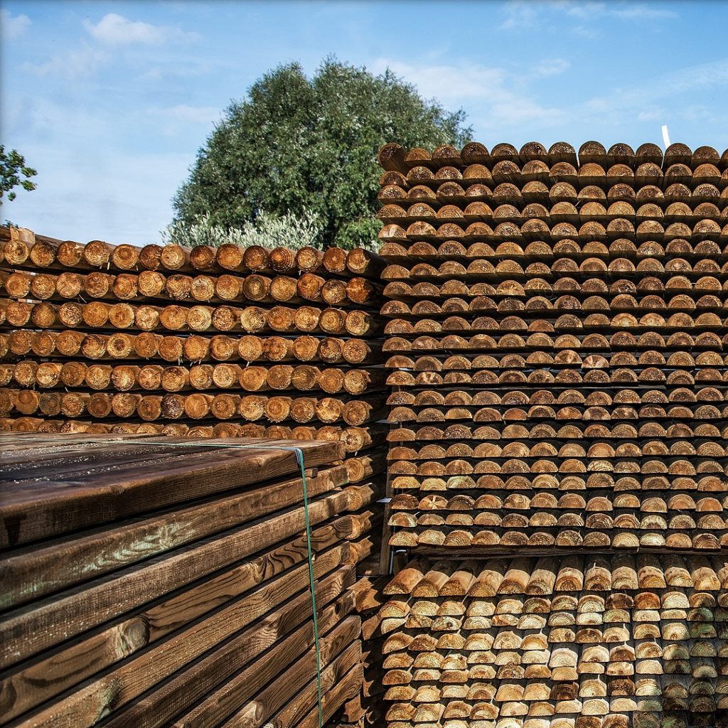 Photo de rondins et demi-rondins piquets en pin traité autoclave et bois de pologne